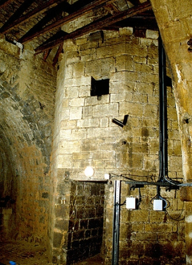 Escalier à vis débouchant au fond du puits à Muire. © Région Bourgogne-Franche-Comté, Inventaire du patrimoine Escalier à vis débouchant au fond du puits à Muire. © Région Bourgogne-Franche-Comté, Inventaire du patrimoine