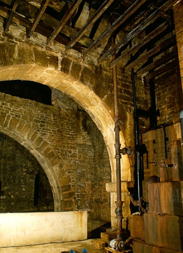 Arcs-diaphragmes sud du puits à Muire. Les 2 baies cintrées visibles dans le mur du fond donnaient accès à une ancienne source. © Région Bourgogne-Franche-Comté, Inventaire du patrimoine