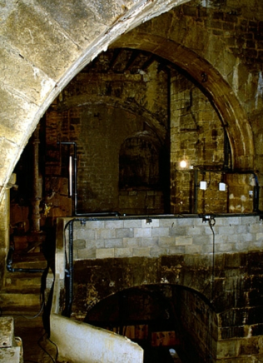 Vue d'ensemble du puits à Muire depuis l'angle sud-ouest. © Région Bourgogne-Franche-Comté, Inventaire du patrimoine