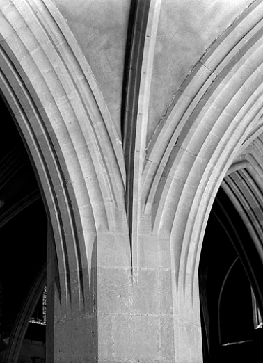 Retombée des nervures de la voûte de la septième travée du collatéral sud sur la pile VIIS. © Région Bourgogne-Franche-Comté, Inventaire du patrimoine