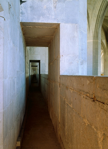 Passage établi au droit de la pile 1N dans la coursière du collatéral nord. © Région Bourgogne-Franche-Comté, Inventaire du patrimoine