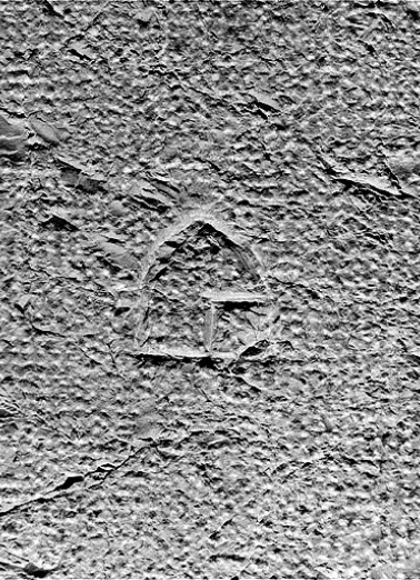 Traces de boucharde et signe lapidaire sur la pile VN. © Région Bourgogne-Franche-Comté, Inventaire du patrimoine