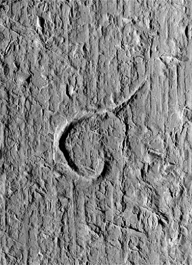 Traces de laie et signe lapidaire dans la septième travée de la coursière du collatéral sud. © Région Bourgogne-Franche-Comté, Inventaire du patrimoine