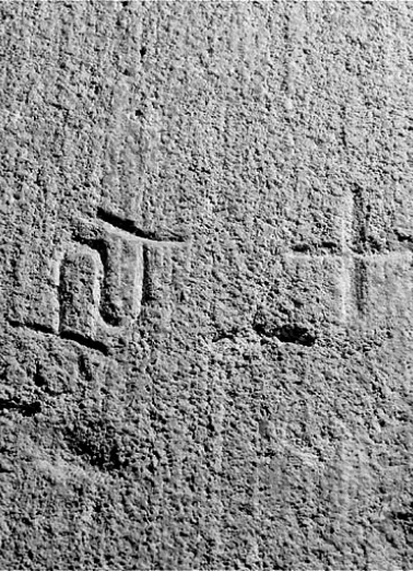 Traces de bretture et signe lapidaire dans la cinquième travée nord de la coursière du vaisseau central. © Région Bourgogne-Franche-Comté, Inventaire du patrimoine