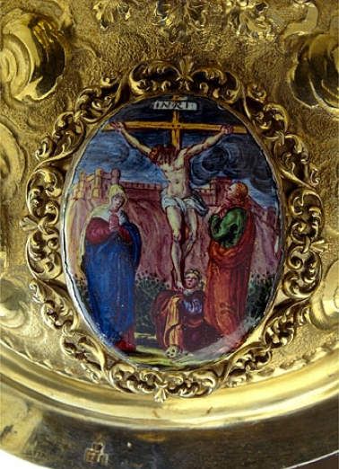 Médaillon du pied : la Crucifixion. © Région Bourgogne-Franche-Comté, Inventaire du patrimoine