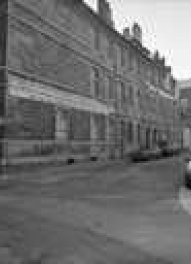 Hôtel et immeuble : logis secondaire donnant place Pâris : vue éloignée de trois quarts gauche. © Région Bourgogne-Franche-Comté, Inventaire du patrimoine