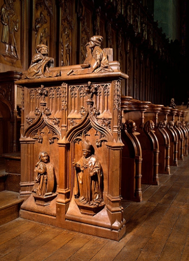 Première jouée basse : Jehan de Vitry présentant son oeuvre à saint Claude. © Région Bourgogne-Franche-Comté, Inventaire du patrimoine