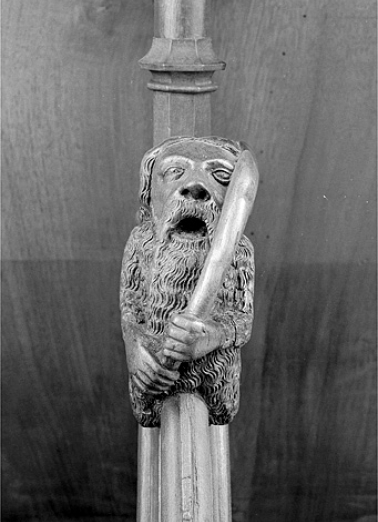 Appui-main entre la treizième et la quatorzième stalle basse, vue de face. © Région Bourgogne-Franche-Comté, Inventaire du patrimoine