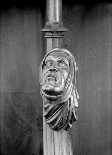 Appui-main entre la huitième et la neuvième stalle basse, vue de face. © Région Bourgogne-Franche-Comté, Inventaire du patrimoine