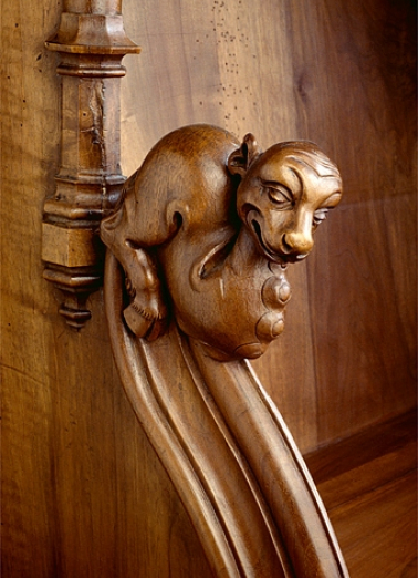 Appui-main entre la onzième et la douzième stalle basse, vue de trois quarts. © Région Bourgogne-Franche-Comté, Inventaire du patrimoine