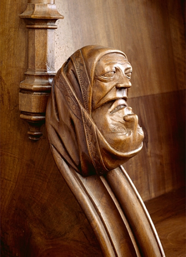 Appui-main entre la sixième et la septième stalle basse, vue de trois quarts. © Région Bourgogne-Franche-Comté, Inventaire du patrimoine