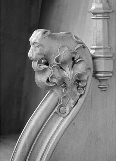 Appui-main entre la troisième et la quatrième stalle basse, vue de trois quarts. © Région Bourgogne-Franche-Comté, Inventaire du patrimoine