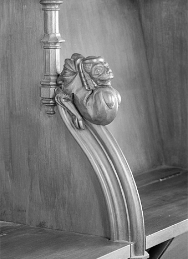 Appui-main entre la treizième et la quatorzième stalle basse, vue de trois quarts. © Région Bourgogne-Franche-Comté, Inventaire du patrimoine