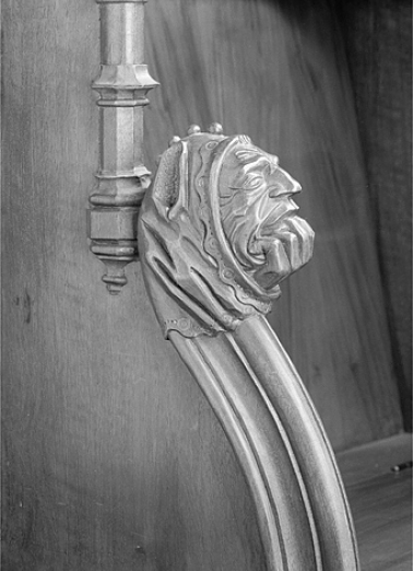 Appui-main entre la septième et la huitième stalle basse, vue de trois quarts gauche. © Région Bourgogne-Franche-Comté, Inventaire du patrimoine