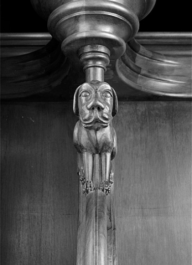 Appui-main entre la troisième et la quatrième stalle basse, vue de face. © Région Bourgogne-Franche-Comté, Inventaire du patrimoine