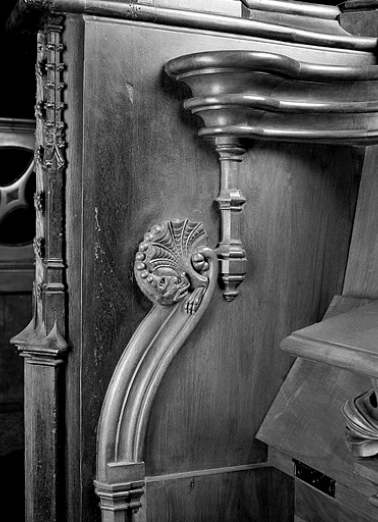 Appui-main à gauche de la seizième stalle basse, vue générale du revers de la jouée. © Région Bourgogne-Franche-Comté, Inventaire du patrimoine