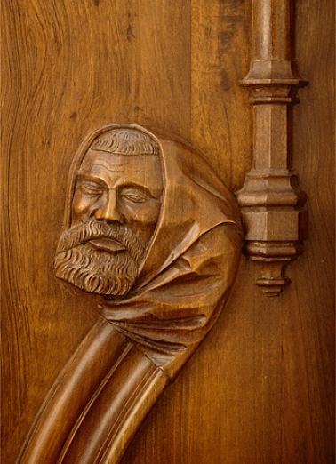 Appui-main à gauche de la huitième stalle basse. © Région Bourgogne-Franche-Comté, Inventaire du patrimoine