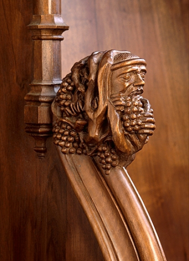 Appui-main entre la onzième et la douzième stalle basse, vue de trois quarts. © Région Bourgogne-Franche-Comté, Inventaire du patrimoine