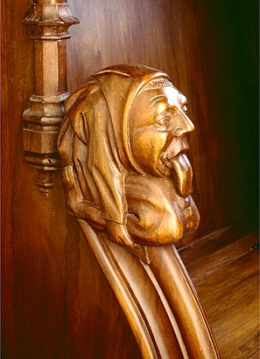 Appui-main entre la sixième et la septième stalle basse, vue de trois quarts. © Région Bourgogne-Franche-Comté, Inventaire du patrimoine