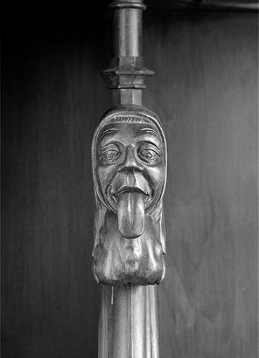 Appui-main entre la sixième et la septième stalle basse, vue de face. © Région Bourgogne-Franche-Comté, Inventaire du patrimoine