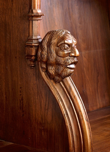 Appui-main entre la treizième et la quatorzième stalle basse, vue de trois quarts gauche. © Région Bourgogne-Franche-Comté, Inventaire du patrimoine