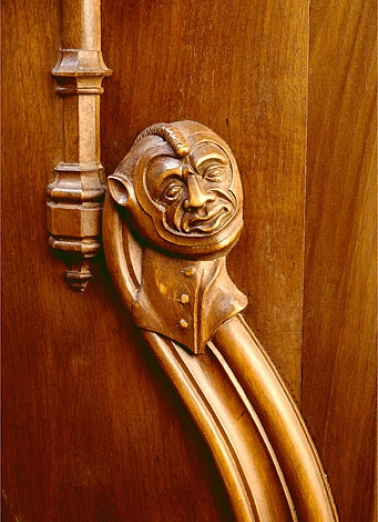 Appui-main à droite de la première stalle basse, vue de trois quarts. © Région Bourgogne-Franche-Comté, Inventaire du patrimoine