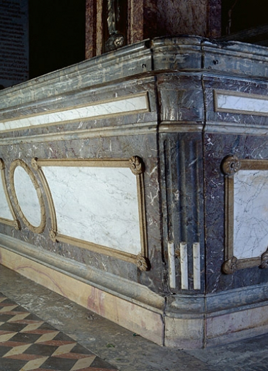 Vue de l'angle antérieur droit du tombeau de l'autel du saint Esprit. © Région Bourgogne-Franche-Comté, Inventaire du patrimoine