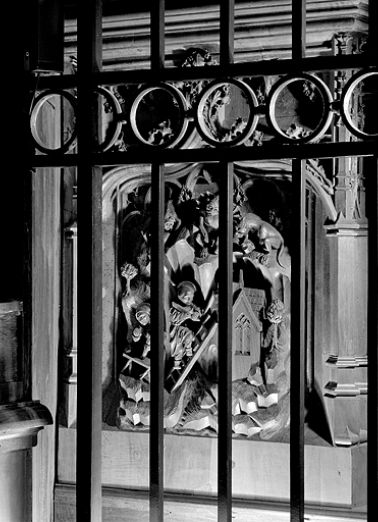 Première jouée haute : saint Romain et saint Lupicin construisant leur église. © Région Bourgogne-Franche-Comté, Inventaire du patrimoine