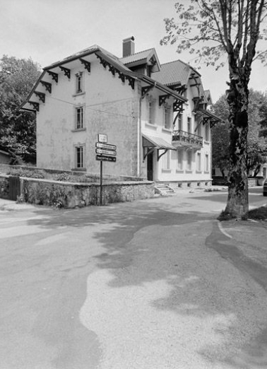 Façade antérieure et face gauche vues de trois quarts. © Région Bourgogne-Franche-Comté, Inventaire du patrimoine