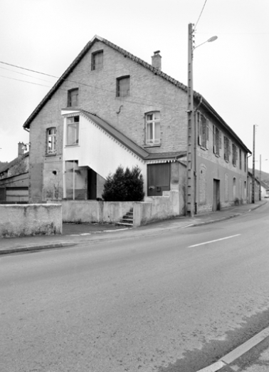 Bâtiment abritant un entrepôt industriel (au rez-de-chaussée), un logement et des bureaux (à l'étage). © Région Bourgogne-Franche-Comté, Inventaire du patrimoine