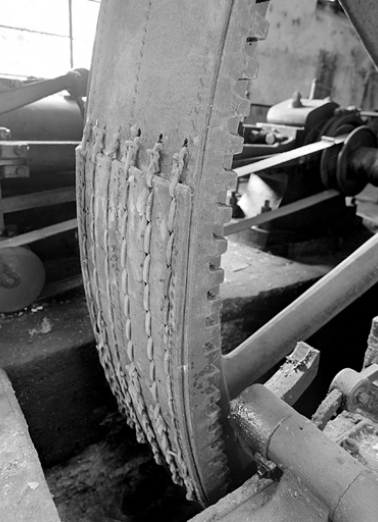 Détail du volant de transmission et de la courroie en cuir. © Région Bourgogne-Franche-Comté, Inventaire du patrimoine