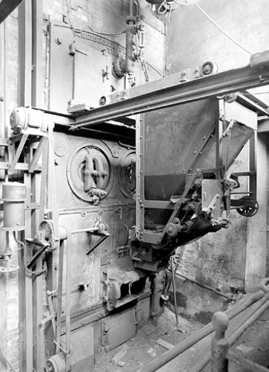 Détail de la porte de la chaudière de 1927, avec sa trémie à charbon. © Région Bourgogne-Franche-Comté, Inventaire du patrimoine