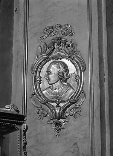Détail de l'autel secondaire sud : médaillon à droite du retable. © Région Bourgogne-Franche-Comté, Inventaire du patrimoine