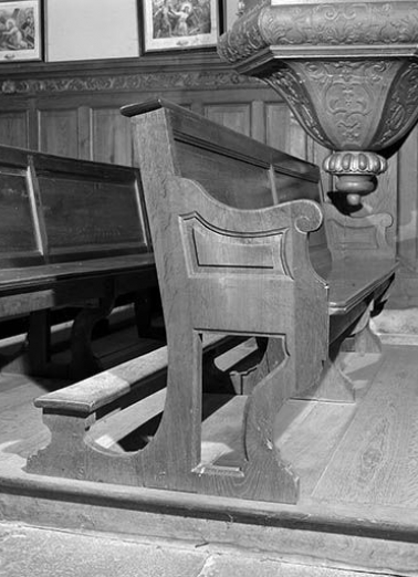 Détail : le montant extérieur d'un des bancs de fidèles. © Région Bourgogne-Franche-Comté, Inventaire du patrimoine
