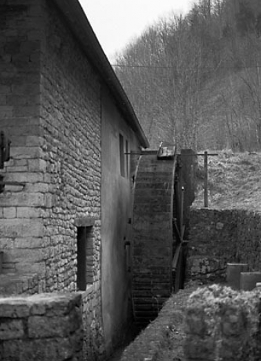 Façade latérale droite : la roue hydraulique verticale. © Région Bourgogne-Franche-Comté, Inventaire du patrimoine Façade latérale droite : la roue hydraulique verticale. © Région Bourgogne-Franche-Comté, Inventaire du patrimoine