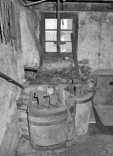 Vue d'ensemble des trois postes de travail. © Région Bourgogne-Franche-Comté, Inventaire du patrimoine Vue d'ensemble des trois postes de travail. © Région Bourgogne-Franche-Comté, Inventaire du patrimoine