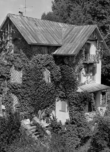 Façades sud-est et sud-ouest vues de trois quarts. © Région Bourgogne-Franche-Comté, Inventaire du patrimoine