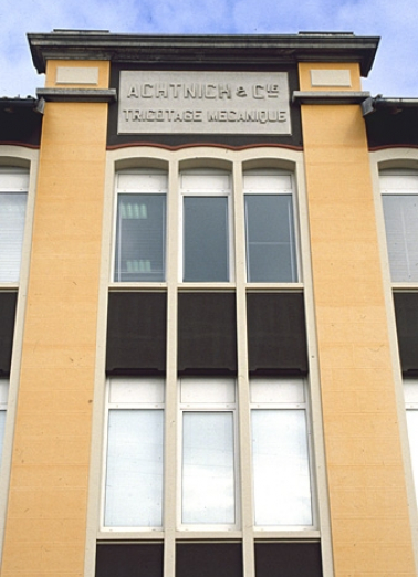 Inscription sur le fronton sud de l'atelier. © Région Bourgogne-Franche-Comté, Inventaire du patrimoine