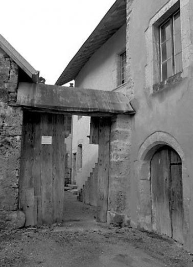 Façade antérieure de trois quarts droit. © Région Bourgogne-Franche-Comté, Inventaire du patrimoine
