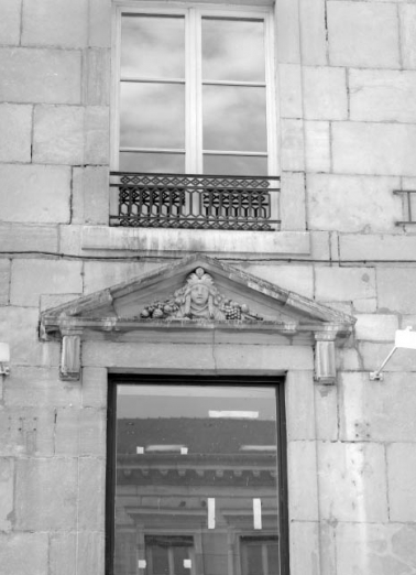 Façade sur rue, détail du fronton sur la baie centrale de la partie droite. © Région Bourgogne-Franche-Comté, Inventaire du patrimoine