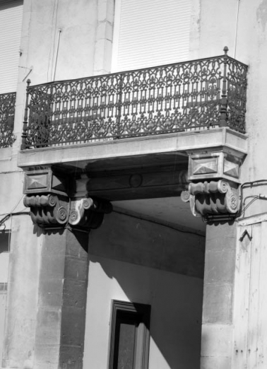Façade postérieure du corps de logis sur cour, détail du balcon au-dessus de l'entrée cochère. © Région Bourgogne-Franche-Comté, Inventaire du patrimoine