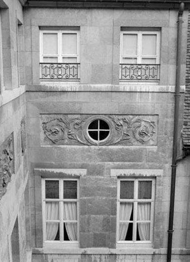 Façade sur cour : détail des décors de l'avant-corps droit. © Région Bourgogne-Franche-Comté, Inventaire du patrimoine