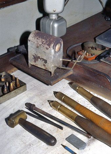 Four à résistance Portius.De gauche à droite, marteau pour désaxer la poupée fixe du tour, pince pour tenir le diamant, bâtons destinés à porter le second diamant. En haut à gauche, mandrins pour la fixation du diamant sur le tour. © Région Bourgogne-Franche-Comté, Inventaire du patrimoine