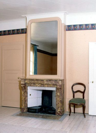 La cheminée de la chambre n° 19. © Région Bourgogne-Franche-Comté, Inventaire du patrimoine