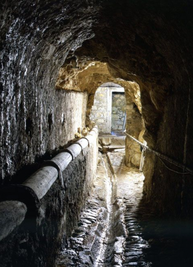 Conduit hydraulique des infirmeries vu depuis la source. © Région Bourgogne-Franche-Comté, Inventaire du patrimoine