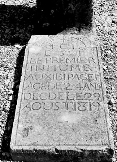 La pierre tombale, vue de face. © Région Bourgogne-Franche-Comté, Inventaire du patrimoine