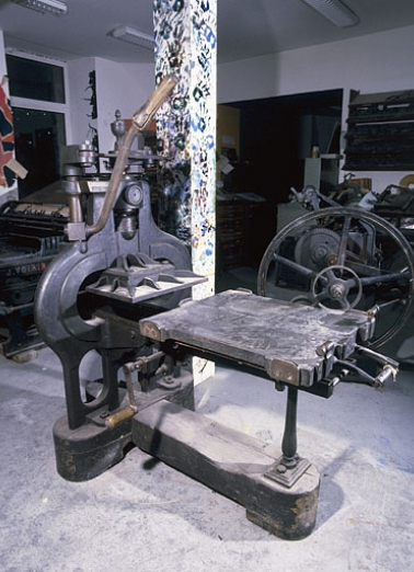 Vue d'ensemble, de trois quarts gauche. Le tympan et la frisquette manquent. © Région Bourgogne-Franche-Comté, Inventaire du patrimoine