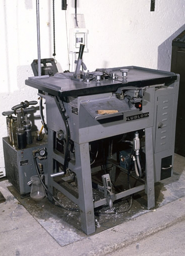 Vue d'ensemble, de trois quarts gauche. Système de refroidissement visible à l'arrière, à gauche. © Région Bourgogne-Franche-Comté, Inventaire du patrimoine