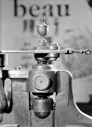 Partie supérieure de la vis, avec le système de transmission du mouvement du barreau. © Région Bourgogne-Franche-Comté, Inventaire du patrimoine