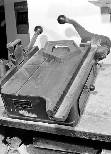 Vue d'ensemble. Guide pentagonal entre le "couteau-rabot" pour les coupes obliques, à gauche, et le "couteau-guillotine" pour les coupes de longueur, à droite. © Région Bourgogne-Franche-Comté, Inventaire du patrimoine